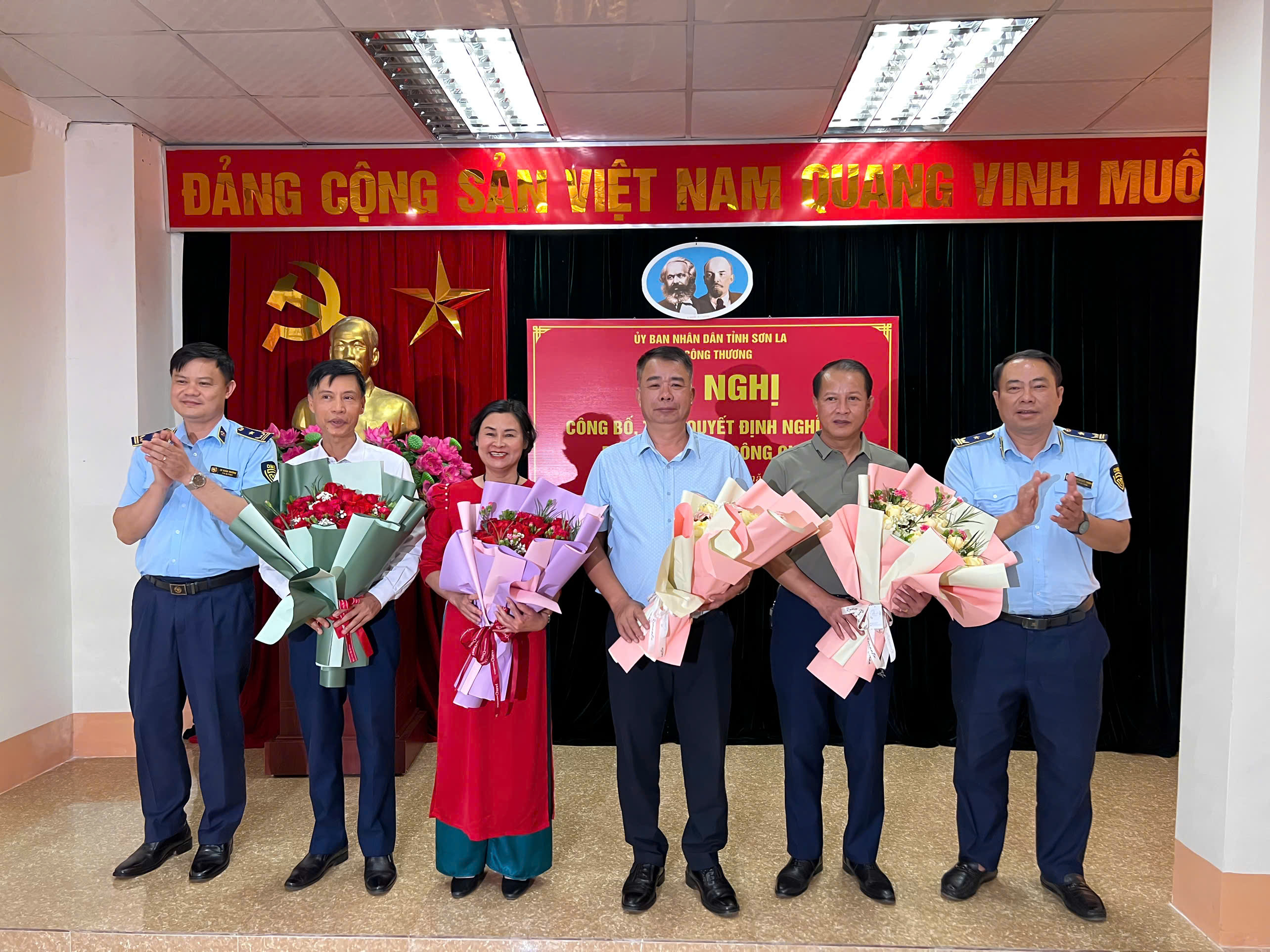 Sở Công Thương tỉnh Sơn La công bố và trao Quyết định nghỉ hưu trước tuổi đối với cán bộ, công chức Chi cục QLTT